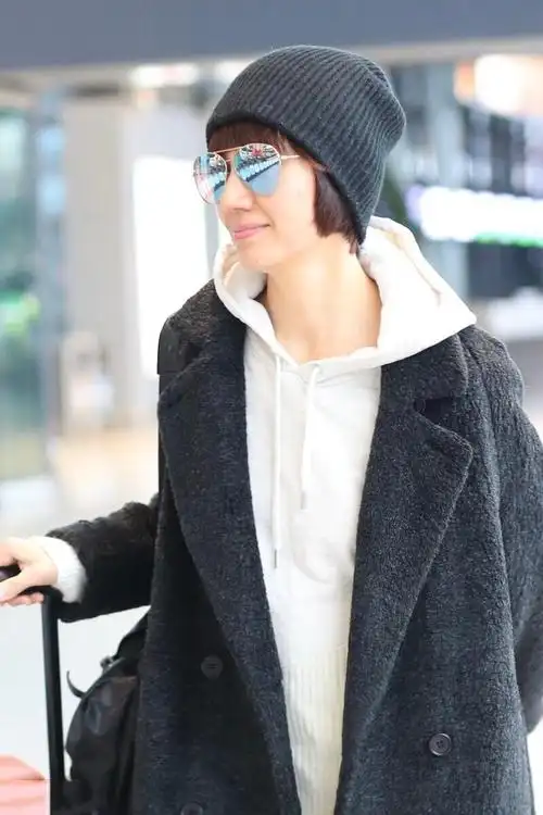 袁泉经常使用连帽运动衫来为他的服装增添层次.