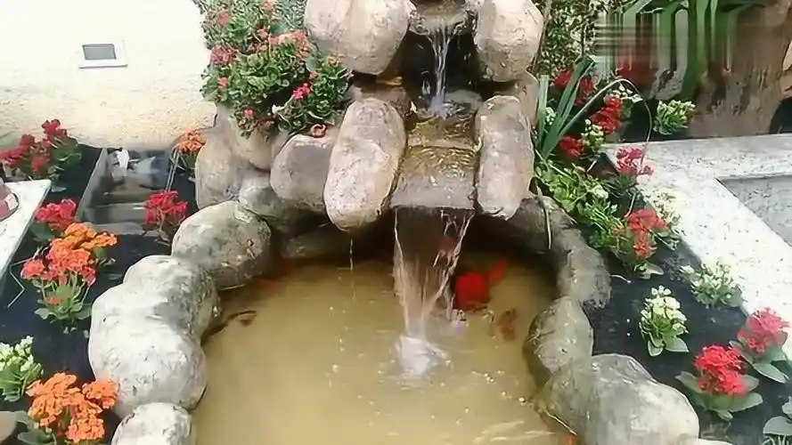 用石头搭建的小鱼池,瀑布流水的设计很漂亮!