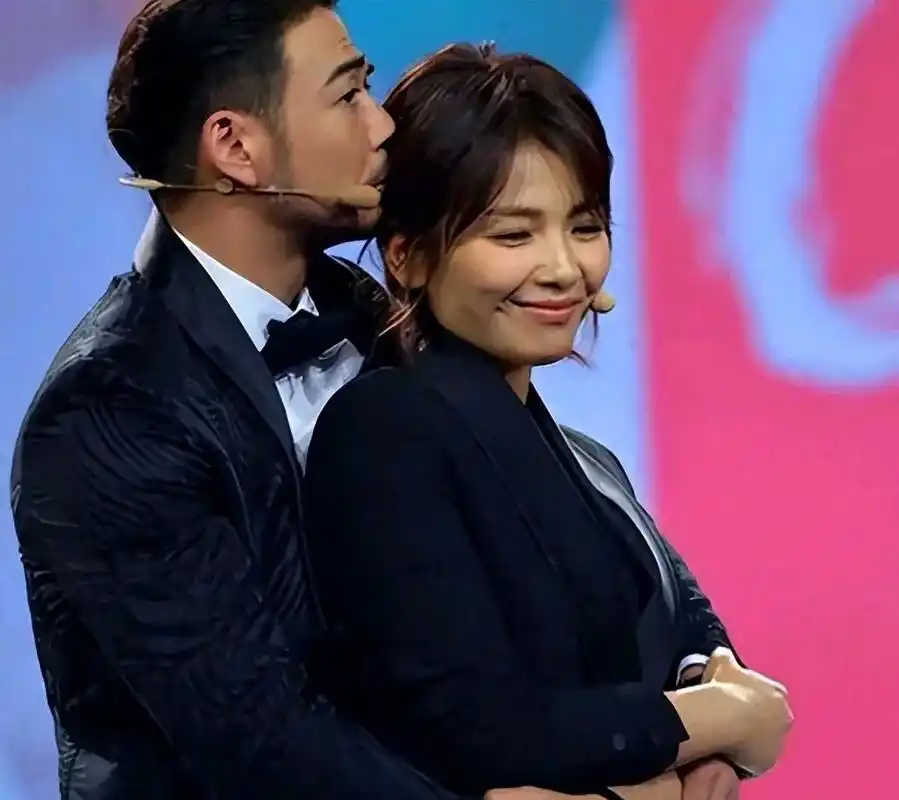 表面上贤妻却在背后乱搞,跟小鲜肉亲到嘴软,45岁刘涛到底多放荡 刘涛