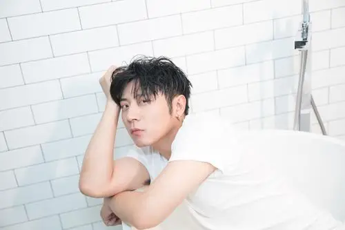 高晓攀纯白写真曝光湿发白衣慵懒十足