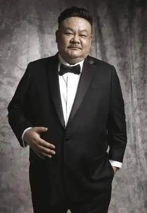 他家里背景可不一般,老祖宗都很有来头,小时候就住在大别墅里,还有