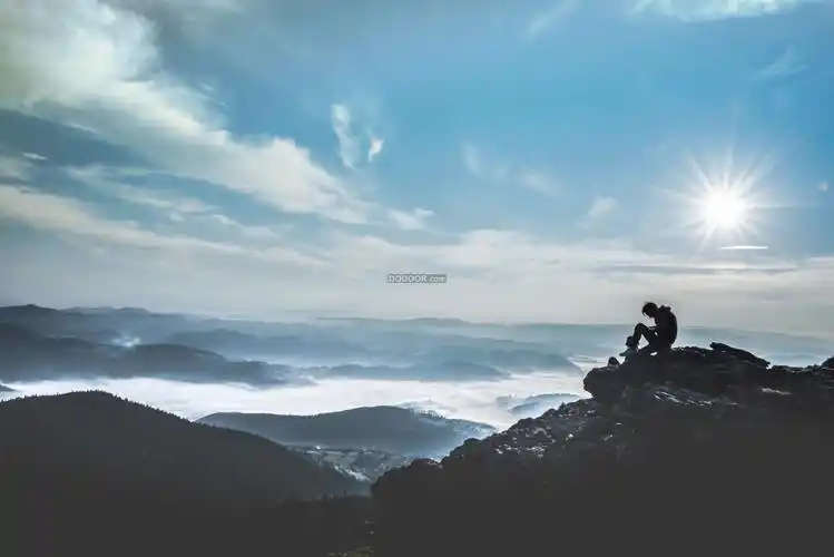 00773_一个人坐在山巅俯瞰云海茫茫享受阳光的洗礼.jpg
