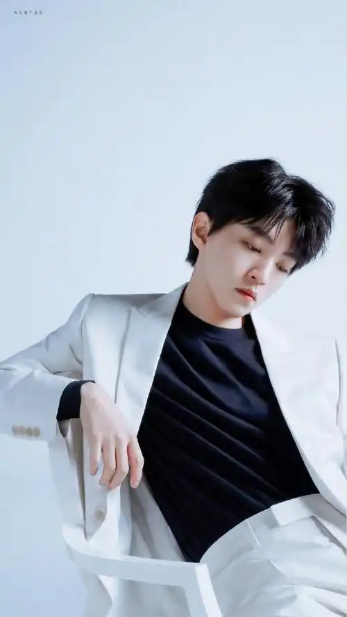 王俊凯elle四月刊封面