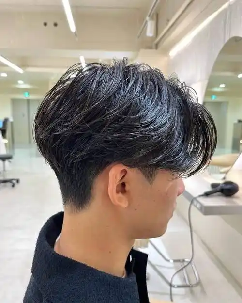 两侧铲短立体后脑勺男发,上面留长梳个分头,尽显男士时尚与帅气|发型