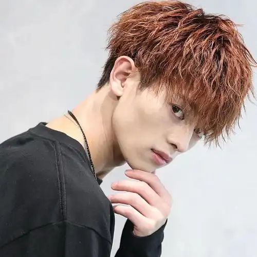 除了时尚的三七分,这种潮流烫发也是被越来越多的男士所喜爱,蓬松时尚