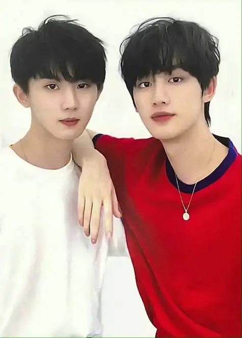 当丁程鑫盘着腿坐在自家沙发上,双手合十,眨巴着眼睛看着自己的时候