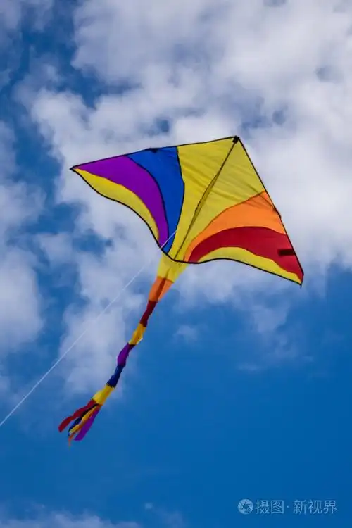 五颜六色的风筝在天空中