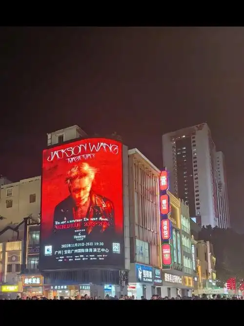 广州街头随机偶遇一个王嘉尔#王嘉尔广州演唱会在即,近期走在广葺