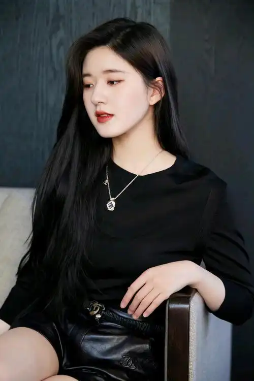 赵露思纯黑look简约干练