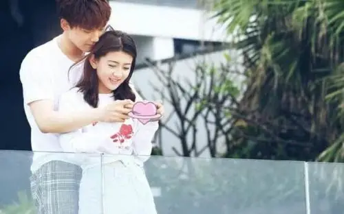 蒲巴甲向梁洁求婚成功,梁洁与未婚夫罕见同框!丸子头娇俏可爱