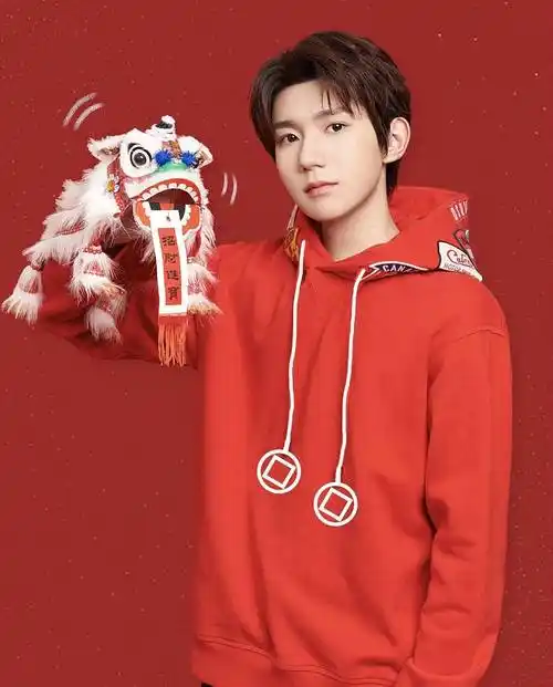 王源背带裤被抓拍,衬衫背带裤配超长袜,复古少年即视感_卫衣_大红色