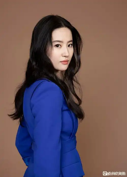 "神仙姐姐"刘亦菲气质不减,一身蓝色修身小西装,尽显成熟韵味