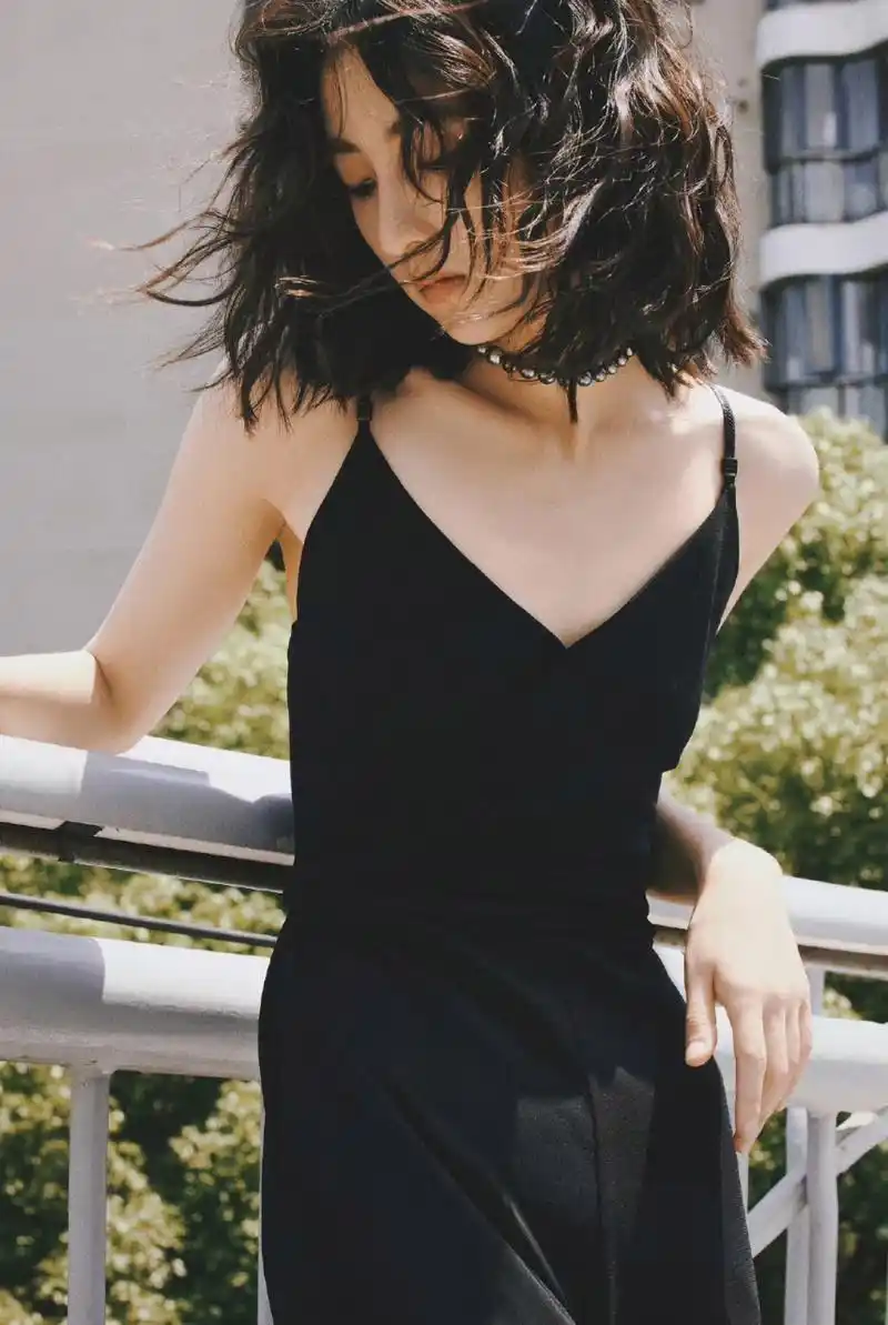 张子枫穿吊带阔腿裤,又酷又美  #张子枫# #微博之夜