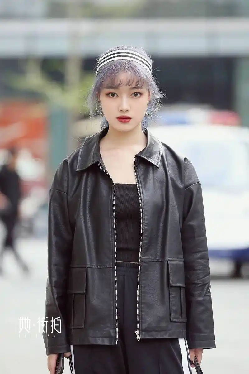 异域风情的漂亮小姐姐,穿着也很性感迷人,长相有几分像迪丽热巴呢!