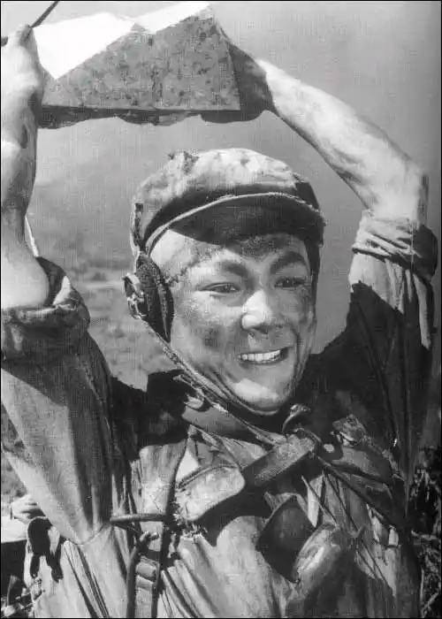 电影《英雄儿女》裏的王成在守卫无名高地