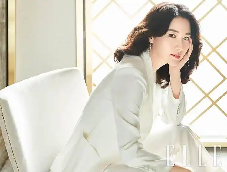 李英爱拍写真显贵妇范秀天鹅颈气质迷人