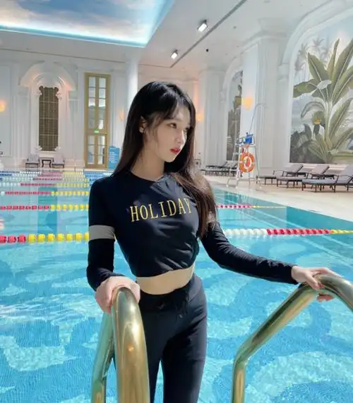 原创宋昕冉在泳池边拍冲浪照穿黑色健身裤秀身材网友拍得很逼真