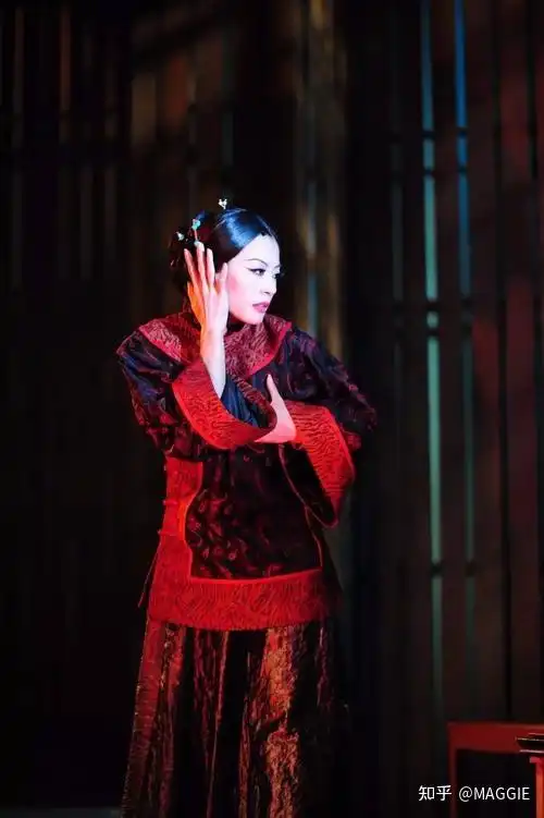 金锁记中的曹七巧窥私心理的形成以及如何驱使她走向毁灭