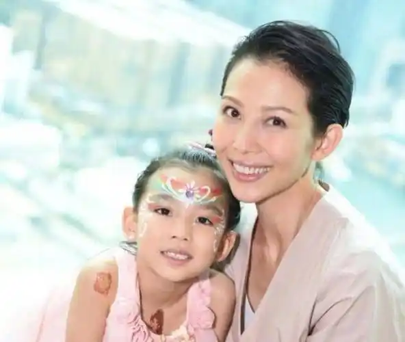 看到蔡少芬女儿,才知道啥叫复制粘贴_妈妈_戚薇跟_眼睛