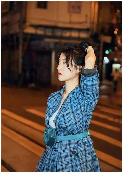 原创李念真会装嫩穿蓝色格子西服套装干练时尚扎丸子头发型更减龄