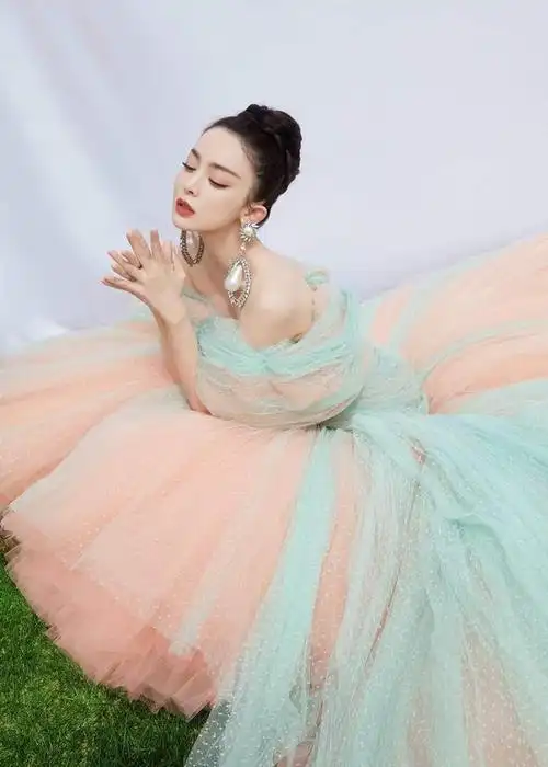 古力娜扎美出圈的红毯造型盘点