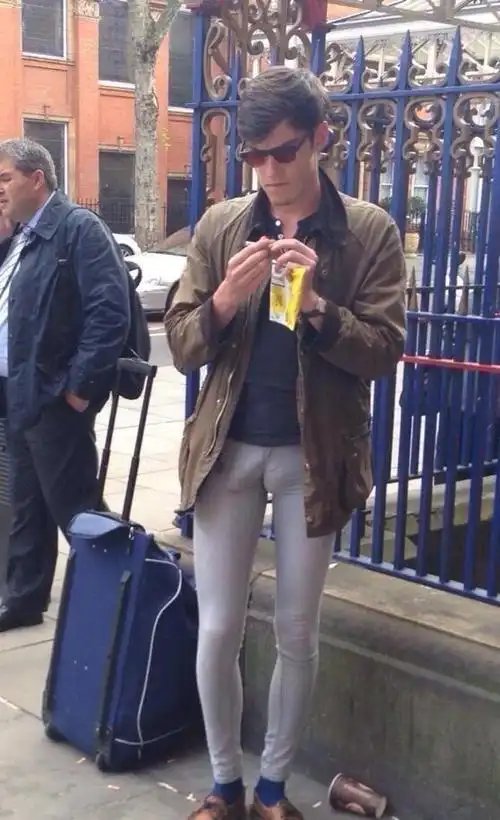 你看,我很容易找一张男士穿着会激凸牛仔裤