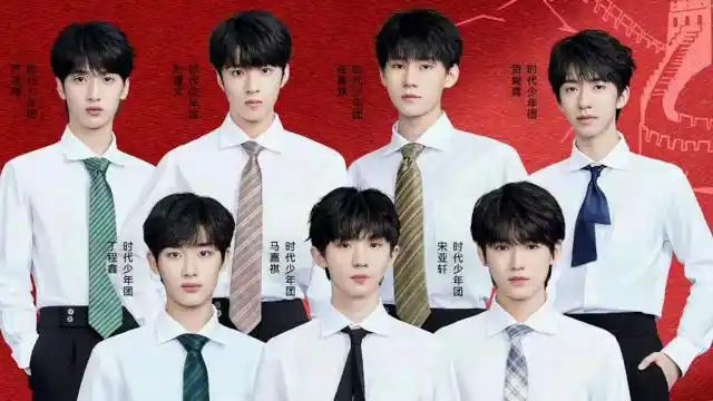 赴光影之约!时代少年团全员西装亮相北影节红毯