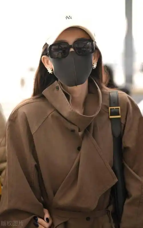 古力娜扎现身上海机场风衣搭配棒球帽潇洒松弛