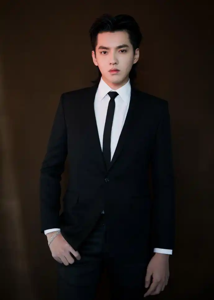 担任华表奖表演嘉宾的吴亦凡以一袭黑色西装亮相,造型中规中矩,但发型