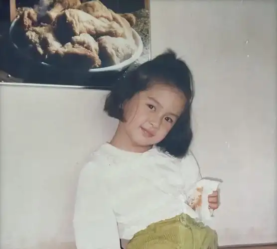 儿,她本身的底子不错的,有几分混血儿的精致,小时候看起来水灵水灵的