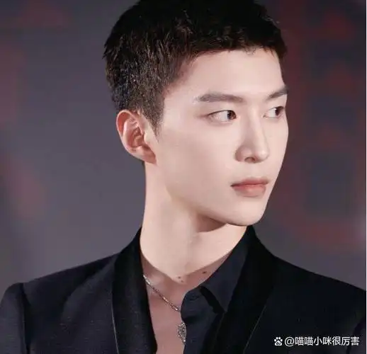 胡一天新戏宣传,有摘面具的镜头,面具下原本应该惊艳众人的一张脸,露