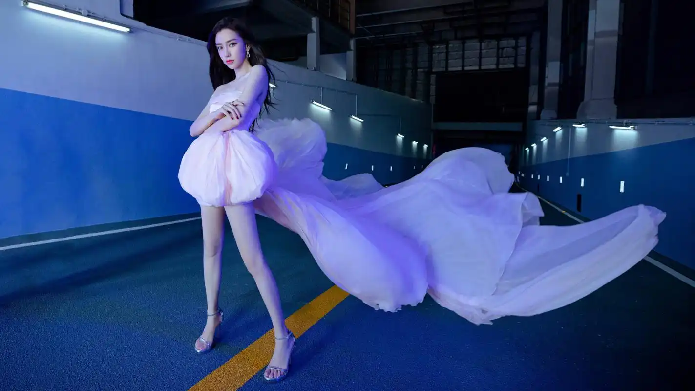 演员杨颖综艺《奔跑吧》即将结束,来看一组仙女姐姐的大片美照吧