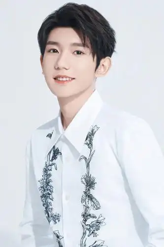 王源七周年单人写真合集百变风格演绎多彩魅力