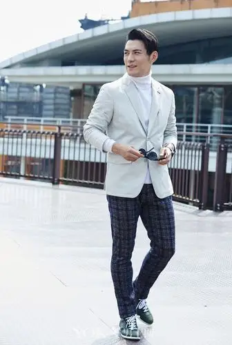 魅眼型男严屹宽演绎格纹穿搭风潮