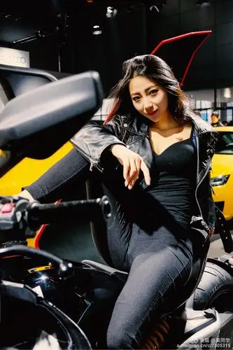 长沙车展 — 富士x70下的杜卡迪and车模