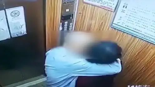 大爷电梯里与大妈"搂抱热吻",看视频的大姐笑疯了:宝刀未老!
