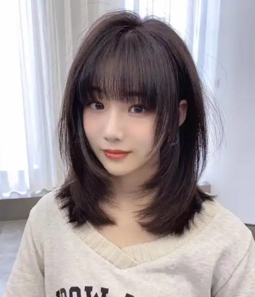 2022中长发直发发型,打造出时尚百变的风格