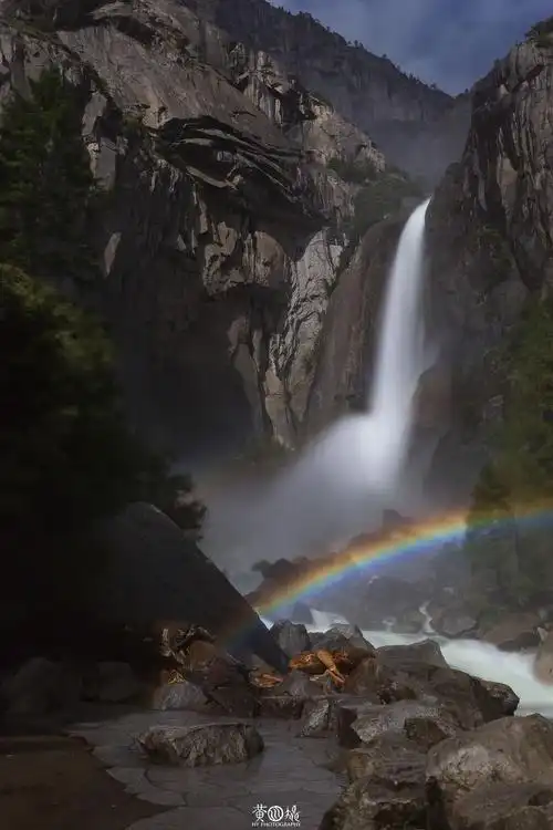 优胜美地下瀑布的月光彩虹