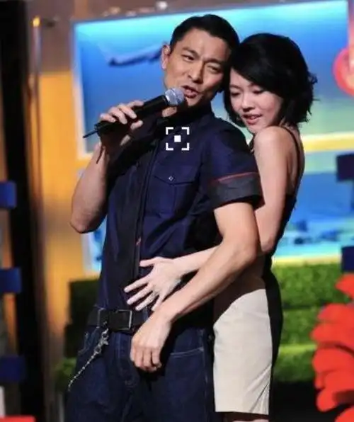 小s不慎坐上刘德华大腿华仔镇定将其送回原位