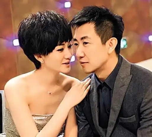 结束语李小冉现在的家庭很美满,她和老公徐佳宁更是谈了快十年的恋爱