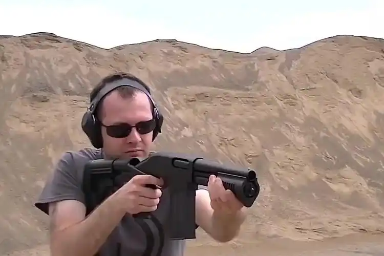 近战威力强大的霰弹枪外号大喷子用简单粗暴形容它最合适了