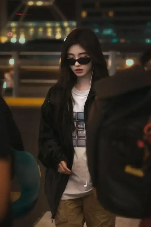 鞠婧祎机场造型