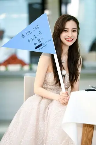 女星angelababy(杨颖)持续回归综艺《奔跑吧4》,前导片悄悄释出,只见