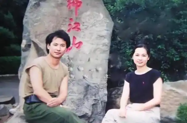 在一场生日宴上,蒋雯丽碰到了日后的老公顾长卫,顾长卫一下子就被