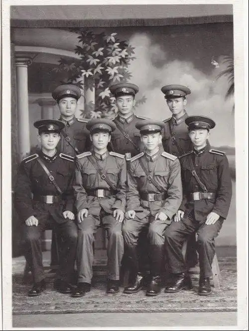 肩上还镶嵌带金线编制的金星,显得威严又霸气,群众们看着他们穿着军装