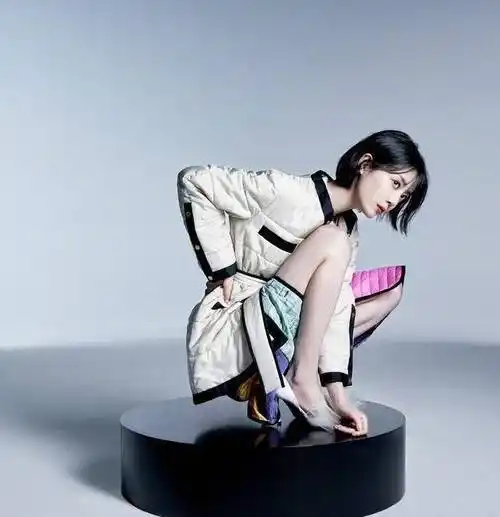 她"离开"杨幂一年多,今穿羽绒服配拼接短裙,蹲圆柱上气势十足_李溪芮