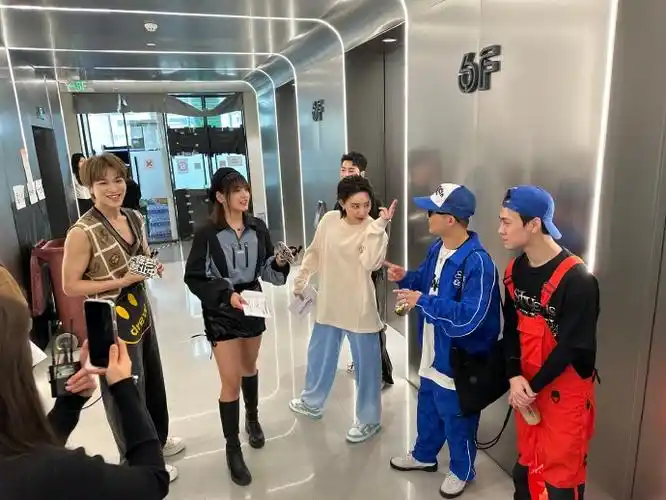 赞多和李斯丹妮学四川话##王晨艺飞行舞社2#直播探班,李斯丹妮教赞多