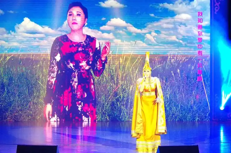 草原的乌兰托娅,有着古朴,赤诚,豪爽的性格;作为专业学声乐的民族歌手