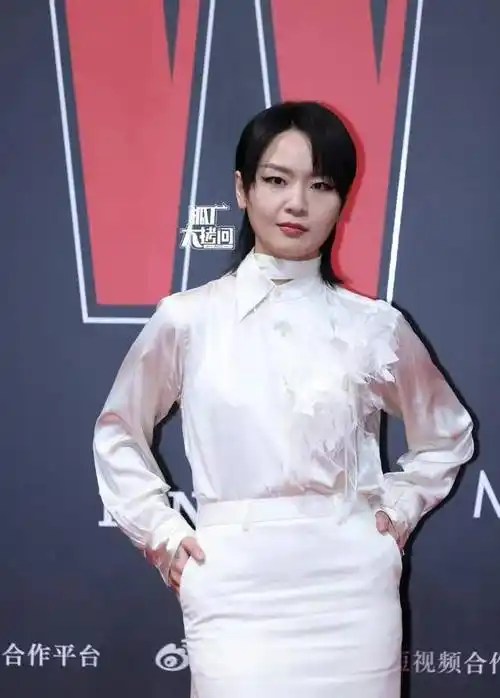 38岁的周笔畅脸蛋清秀,略显浮肿,皮肤状况比李宇春稍差.