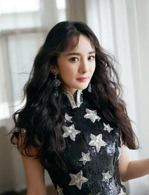 杨幂穿黑色星星亮片旗袍秀玲珑曲线,羊毛卷造型端庄优雅|妆容|减龄|长